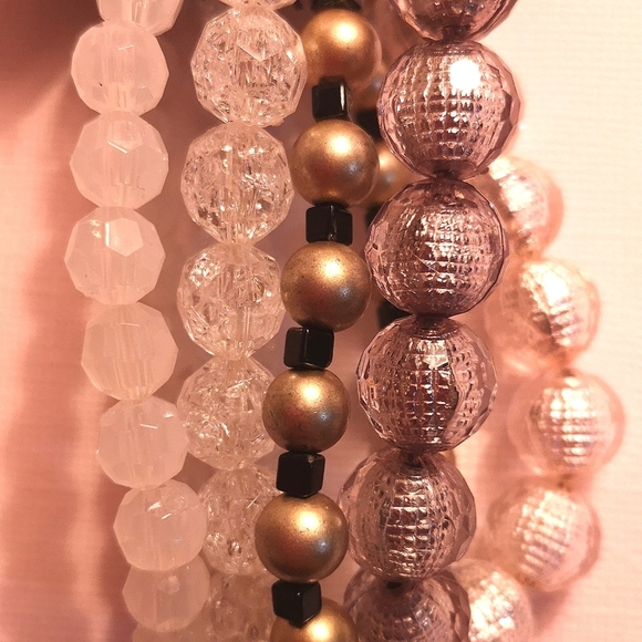 Beaded stacking bracelet with bow 🧱🔥 - Picture 3 of 5